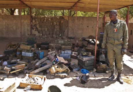 Un soldat expose les munitions laissées par les islamistes à Tombouctou. REUTERS/Francois Rihouay