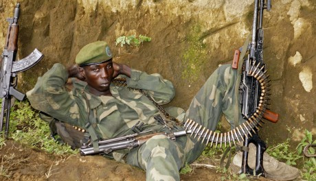 Un soldat congolais en lutte contre le M23 fait une pause. REUTERS/Kenny Katombe