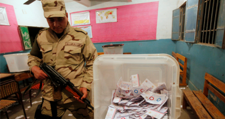 Un soldat contrôle le dépouillement des votes, Le Caire, 15 janvier 2014. REUTERS/Mohamed Abd El Ghany