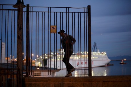 Un Marocain près du port de Melilla en Espagne, REUTERS / Juan Medina