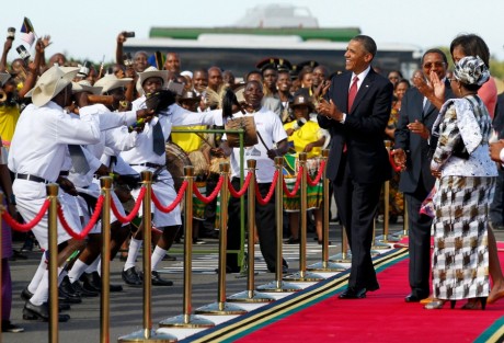 Barack Obama à son arrivée à  l'aéroport de Dar es Salaam en Tanzanie, REUTERS / Jason Reed
