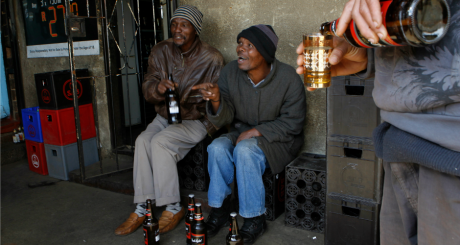 Des clients d'un shebeen, Soweto, Afrique du Sud. REUTERS/Siphiwe Sibeko