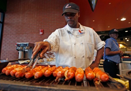 Un vendeur de hot-dogs américain de St Lois aux États-Unis, REUTERS / Jeff Haynes 
