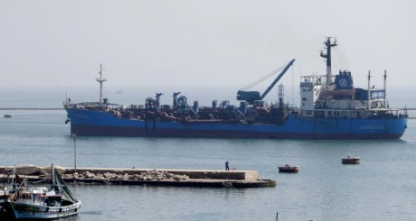 Un navire traversant le canal de Suez / Reuters