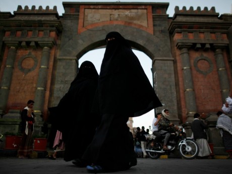 Femmes voilées a Sana au Yémen, REUTERS / Khaled Abdullah