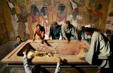 Archéologues supervisant le retrait du sarcophage du roi Toutankhamon au Caire, REUTERS / Ben Curtis 