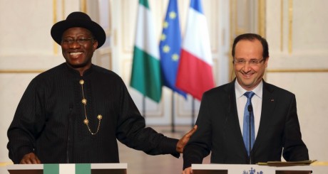 Les présidents nigérian, Goodluck Jonathan, et français, François Hollande, Paris, février 2013. REUTERS/Philippe Wojazer 