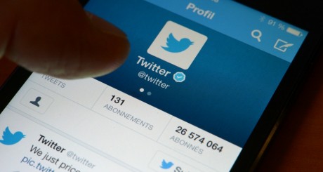 Le compte officiel de Twitter sur un smartphone / AFP