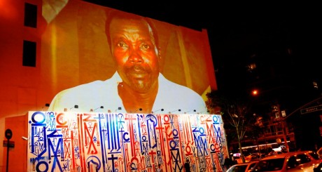 Une photo de Joseph Kony dans une rue de New York, avril 2012 / REUTERS