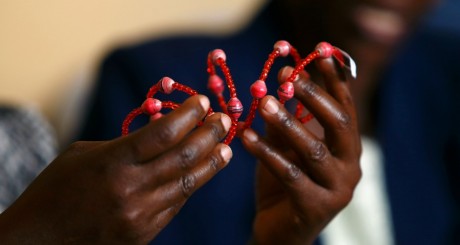 Des bracelets fabriqués pour aider à la lutte contre le VIH / REUTERS
