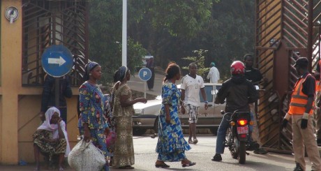 L'entrée de l'hôpital de Donka, Guinée / REUTERS