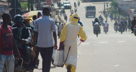 Un agent de santé dans une rue de Kenema, Sierra Leone, 25 juillet / REUTERS