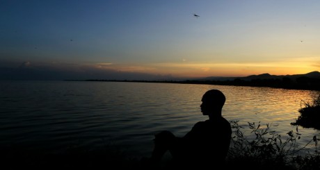 Coucher de soleil sur le lac Albert, au nord de l'Ouganda / REUTERS