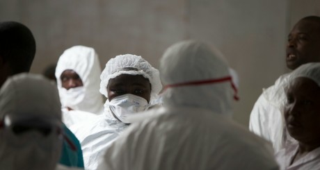 Des personnels de santé dans un hôpital de Monrovia, Liberia / REUTERS