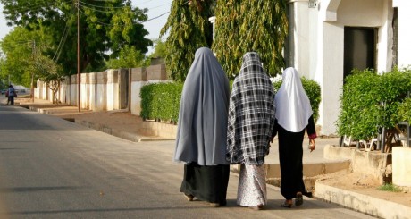 Des femmes en hijab dans une rue de Maiduguri, Nigeria, mai 2013 / REUTERS