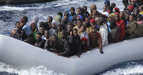 Des migrants lors d'une opération de secours le 28 novembre 2013 en Sicile. REUTERS/Marina Militare/Handout