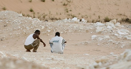Deux migrants dans le désert du Sinaï en 2008. REUTERS/Asmaa Waguih 