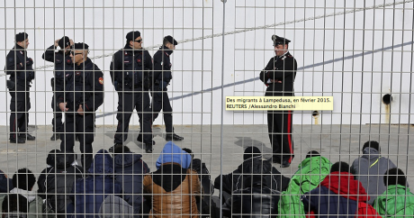 Des migrants à Lampedusa, en février 2015. REUTERS /Alessandro Bianchi