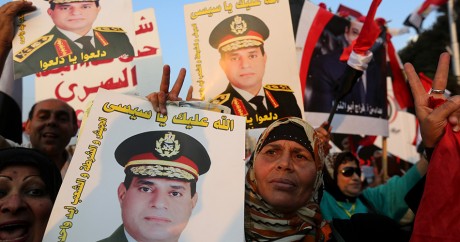 Des affiches à l'effigie du président égyptien Abdel Fattah al-Sissi. REUTERS/Mohamed Abd El Ghany