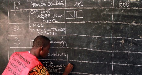 Un décompte des voix dans un bureau de vote togolais, le 25 avril 2015. REUTERS/Noel Kokou Tadegnon