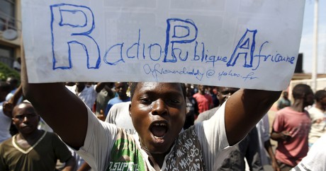 Un manifestant dénonce la fermeture de la Radio Publique Africaine, le 29 avril à Bujumbura. REUTERS/Thomas Mukoya