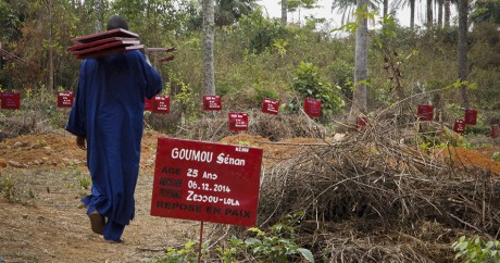 Un cimetière de victimes du virus Ebola en Guinée. REUTERS/Misha Hussain