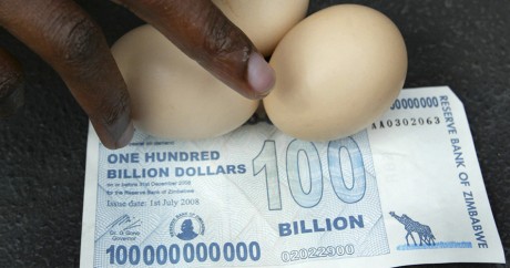 Un billet de 100 milliards pour acheter des oeufs. REUTERS/Philimon Bulawayo 