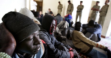 Des migrants gambiens au poste de police de Nuadibu en Mauritanie. REUTERS/Juan Medina