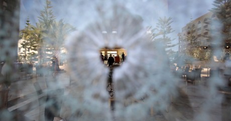 Un éclat de balle sur une vitre de l'hôtel Imperial Marhaba à Sousse. REUTERS/Zoubeir Souissi