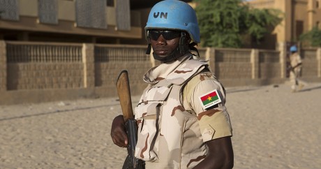 Un soldat burkinabé sous les couleurs de l'ONU. REUTERS/Joe Penney