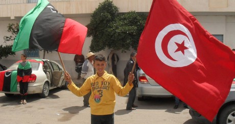 Un adolescent avec les drapeaux de la Libye et de la Tunisie à Tataouine. Photo Magharebia via Flickr