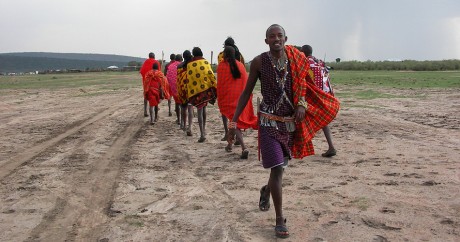 Des Maasaï portent le shuka, l'habit traditionnel. Photo joxeankoret via Flickr