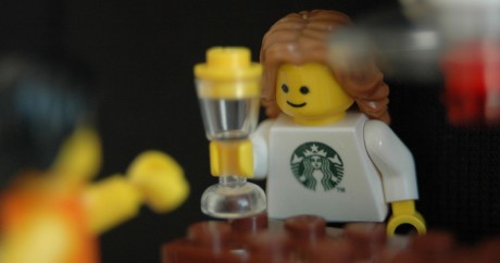 Starbucks in the Lego City Crédit photo: Keiichiro Shikano via Flickr, Licensed by CC