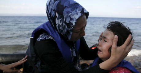 Une femme afghane et son enfant arrivés sur les côtes grecques (REUTERS/Alkis Konstantinidis).