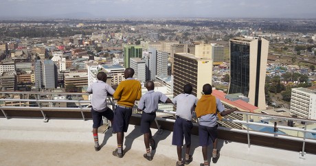 Des écoliers observent le quartier d'affaires de Nairobi, le 25 août 2015. Photo: REUTERS/Joe Penney
