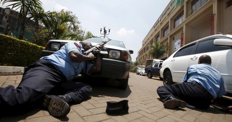 Des policiers kényans lors de l'attaque du Westgate Mall, à Nairobi, le 21 septembre 2013. Photo: REUTERS/Goran Tomasevic