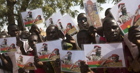 Des Burkinabés agitent des images à l'effigie de Sankara. REUTERS/Joe Penney