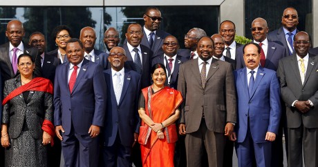 La ministre des Affaires étrangère indienne et ses homologues africains, le 27 octobre 2015. Crédit photo: REUTERS/Adnan Abidi