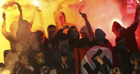 Des supporters russes du Spartak Moscou brandissent un drapeau nazi. Crédit photo: REUTERS/Vladimir Kutin 