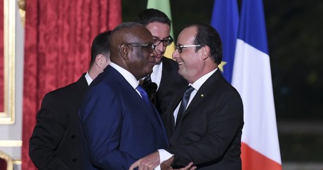 Le président malien «IBK» salue François Hollande à l'Elysée le 21 octobre 2015. Crédit photo: REUTERS/Stephane de Sakutin/Pool