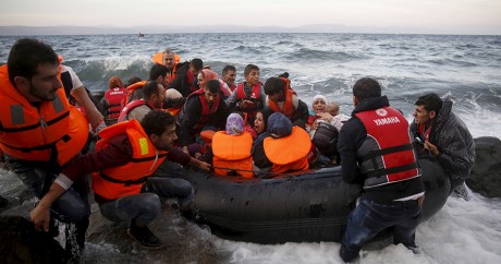 Des réfugiés syriens arrivent sur l'île grecque de Lesbos, le 27 octobre 2015. Crédit photo: REUTERS/Giorgos Moutafis 