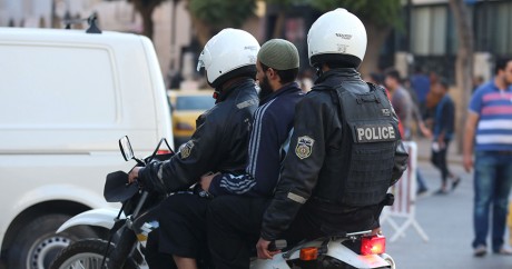 Des officiers de police pendant une opération de contrôle à Tunis, le 18 novembre. Photo: REUTERS/Zoubeir Souissi