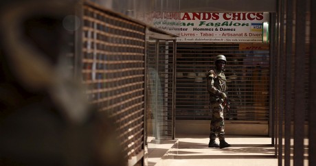 Un soldat malien monte la garde devant l'hôtel Radisson Blu à Bamako. Crédit photo: REUTERS/Joe Penney