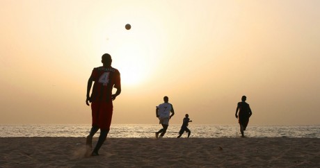 Partie de football sur une plage sénégalaise. Crédit photo: Jean-Marc Liotier via Flickr, CC.