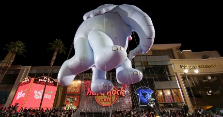 Un éléphant gonflable flotte sur Hollywood Boulevard, le 30 novembre 2015. Crédit photo: REUTERS/David McNew