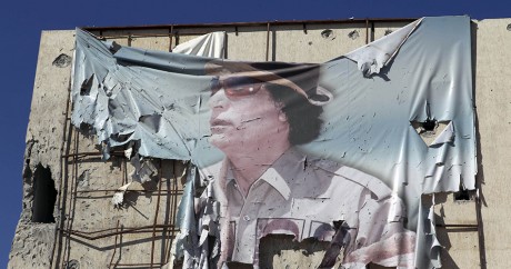 Une bannière déchirée à l'effigie de Kadhafi, le 12 octobre 2011 à Syrte. Crédit photo: REUTERS/Asmaa Waguih 