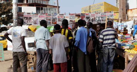 Des Sénégalais lisent la une des médias le 27 février 2012 à Dakar. Crédit photo: REUTERS/Youssef Boudlal