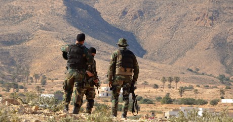 Des militaires tunisiens dans la région montagneuse de Tounine, le 2 février 2016. Crédit photo:FATHI NASRI / AFP