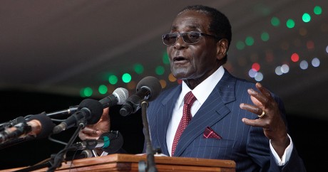 Robert Mugabe le 27 février 2016. Crédit photo: JEKESAI NJIKIZANA / AFP