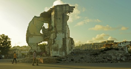 Des ruines à Mogadiscio, la capitale somalienne, le 11 août 2015. Crédit photo: ABDIWAHAB MOHAMED / AFP